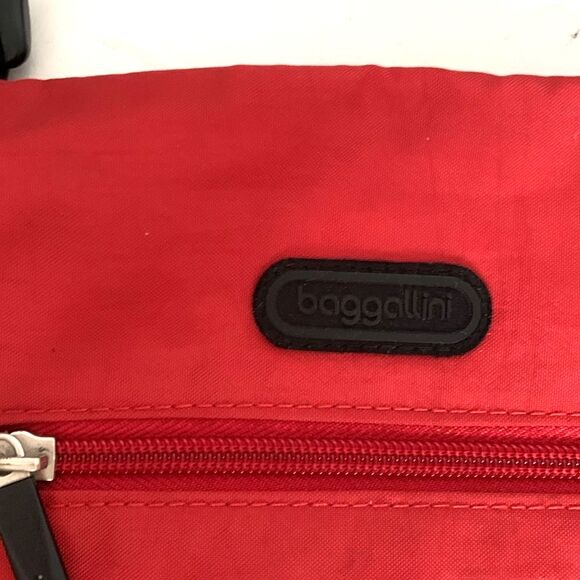 Baggallini NWOT Chili Red Flap Front Slim Profile Organizer Travel Crossbody Bag - Picture 2 of 9